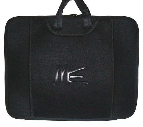 बहुत विशाल और हल्के वजन वाले काले रंग का प्लेन डिज़ाइन लैपटॉप स्लीव बैग जिसमें उच्च भार वहन क्षमता है 