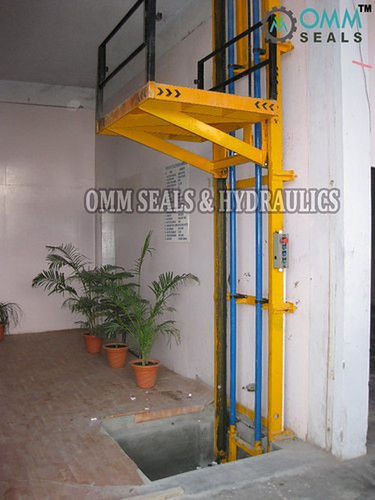 Robust Construction Industrial Mild Steel Single Mast Hydraulic Lift (Capacity 1-2 Ton)