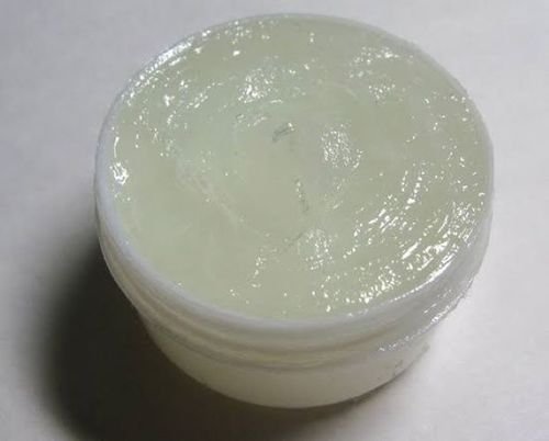 White Moisturizer And Smooth Texture Petroleum Jelly For Skin Protection