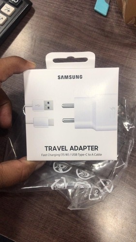 सैमसंग ट्रैवल एडाप्टर 15W टाइप सी केबल के साथ फोटो, वीडियो और डेटा को अन्य उपकरणों में स्थानांतरित करने के लिए उपयोग किया जाता है अनुप्रयोग: कनेक्टर