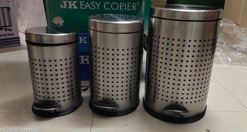 Round Foot Pedal Stainless Steel Pedal Dustbin With 11 To 15 Litre Loading Capacity Application: Home