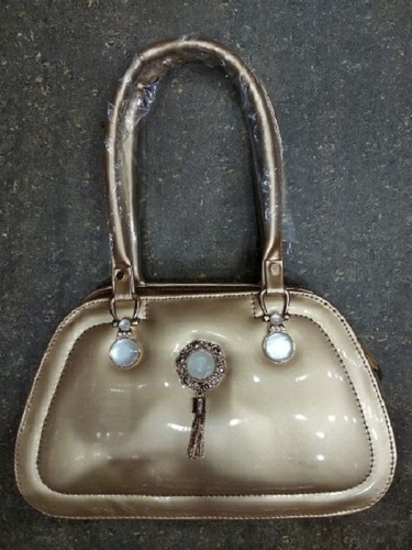 विभिन्न रंगों में आता है विशाल और हल्के वजन का एंटी रिंकल प्लेन डिज़ाइन पार्टी वियर के लिए रेक्सीन लेडीज़ फैशन बैग