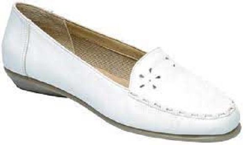 Plain Design White Color Ladies Leather Shoes With Round Shape Toe For Casual Wear