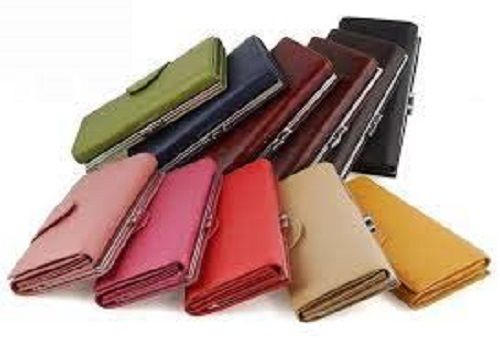 Comes In Various Colors Light Weight, Spacious Plain Design And Rectangular Shape Ladies Leather Clutch Purses