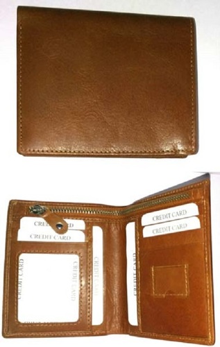 टैन रंग और सादा डिज़ाइन बहुत विशाल आयताकार आकार का फ़ोल्ड करने योग्य प्रकार का लेदर पुरुषों के वॉलेट का आकार: विभिन्न आकार उपलब्ध हैं