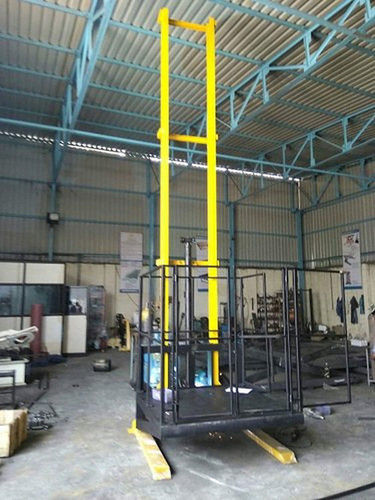 Robust Construction 30 Ft Height Hydraulic Industrial Goods Lift (Capacity 1-2 Ton)