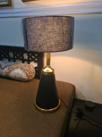 काले रंग के कॉटन शेड के साथ मेटल गोल्ड और ब्लैक कॉम्बिनेशन टेबल लैंप