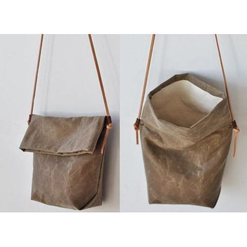 विशाल और हल्के वज़न का आयताकार आकार का भूरा रंग का लेडीज़ लेदर कैनवास बैग