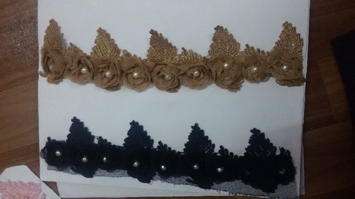 महिलाओं की पोशाक के लिए बेज और नेवी ब्लू बुना हुआ एक तरफा कशीदाकारी कॉटन सिल्क गारमेंट लेस का आकार: अनुकूलित