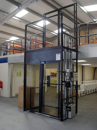 Vibration Free Operation Easy To Install Industrial Goods Lift (Platform Size 1500x2000 Mm)