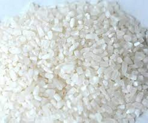 ढीला कच्चा टूटा हुआ सफेद बासमती चावल बनावट में मुलायम 