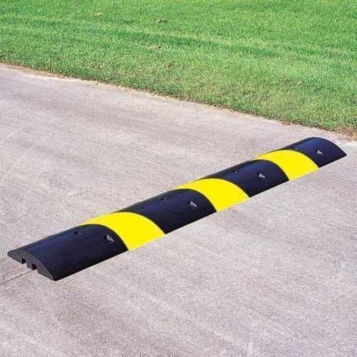 Moisture Resistant And Crack Resistance Roads Speed Breaker In Black And Yellow Color Size: Custom