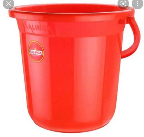 स्टोर वॉटर के लिए लाल गोल आकार का हल्का वज़न और नॉन ब्रेकेबल प्लेन प्लास्टिक बकेट