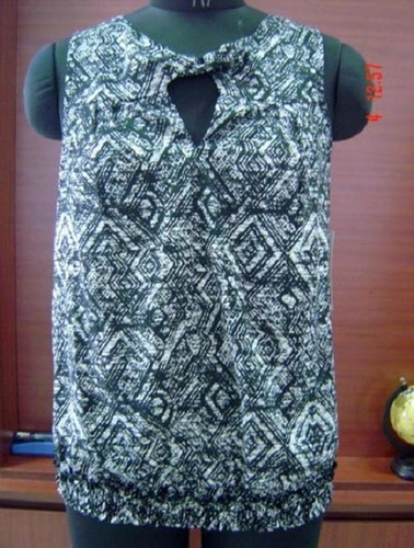 समर ब्लैक एंड व्हाइट रेगुलर फिट लेडीज़ कीहोल-नेकलाइन स्लीवलेस कैज़ुअल प्रिंटेड टॉप