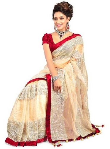 लाल बॉर्डर के साथ त्वचा और चांदी के रंग की पार्टी वियर त्वचा के अनुकूल महिलाओं की डिजाइनर सादी साड़ी