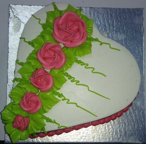 पार्टी के लिए नाज़ुक क्लैमी वाइप लेयर्ड रोज़ेज़ और पर्ल वनीला केक