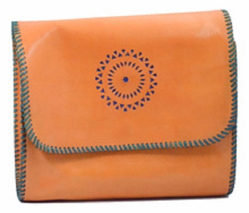 विभिन्न रंगों में आता है, पार्टी में पहनने के लिए बहुत विशाल और हल्के वजन का असली लेदर का हस्तनिर्मित पर्स