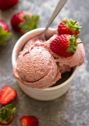 स्वादिष्ट स्वादिष्ट स्वाद और मुंह में पानी लाने वाली स्वादिष्ट स्ट्रॉबेरी आइसक्रीम गुलाबी रंग में 