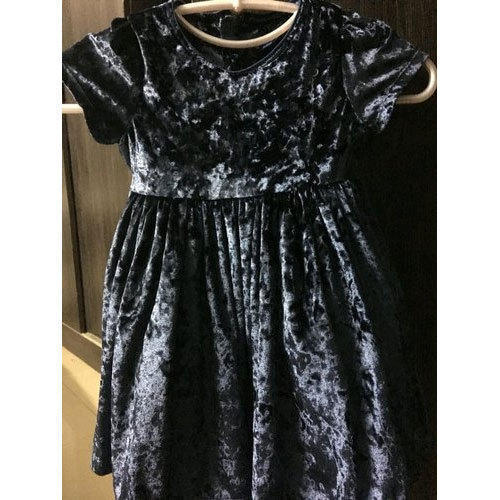 Girls Black Regular Fit Round-Neck Half Sleeves Stitched Velvet Plain Frock Age Group: 3-5 Years