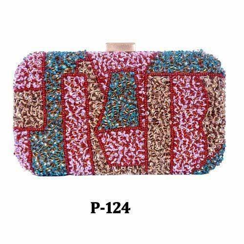 विभिन्न रंगों में आता है कैज़ुअल वियर के लिए आयताकार और बहुत विशाल डिज़ाइनर महिलाओं का क्लच बैग