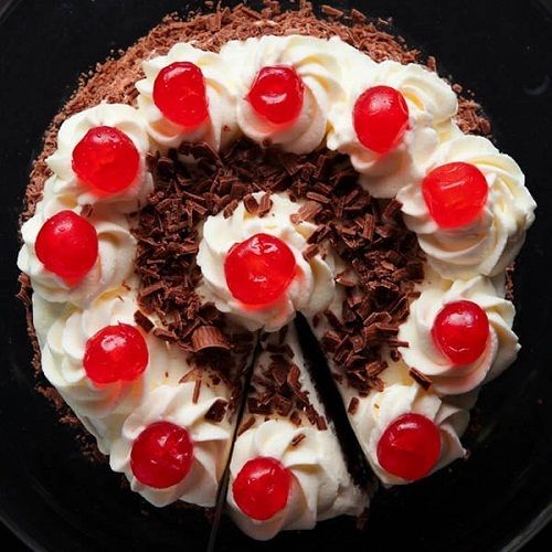 जन्मदिन और सालगिरह के उपयोग के लिए स्वादिष्ट और मलाईदार ब्लैक फ़ॉरेस्ट चॉकलेट केक