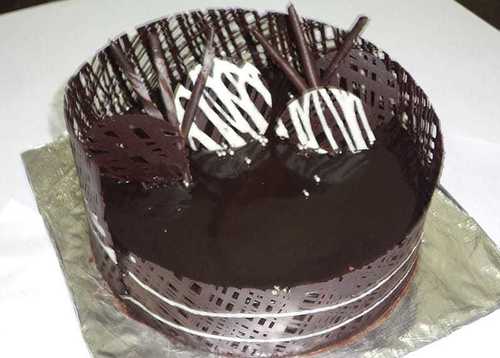 Delicious Taste and Mouth Watering Chocolate Cake With Raspberry 