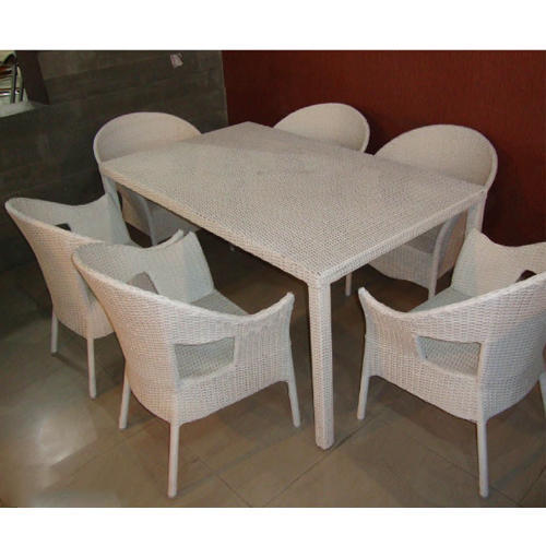 Fine Finish Custom White Color And Size Outdoor Use Cafe Table 4 Chair Set Application: Garden