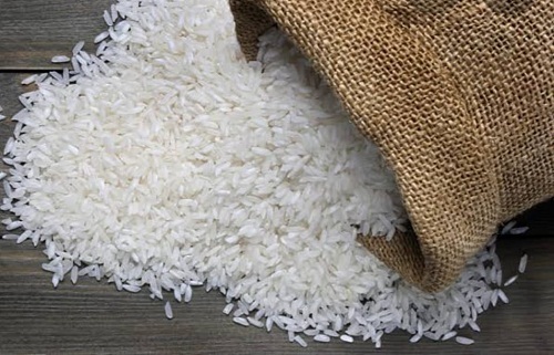 उबला हुआ पोन्नी बासमती चावल (इसमें कैलोरी कम और स्टार्च कम होता है)
