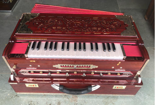 Female scale deals on harmonium