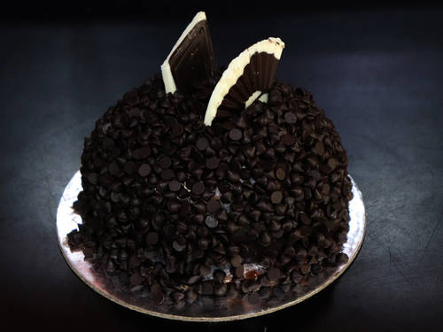 Hygienic Prepared Excellent Taste Soft And Tasty Chocolate Chips Cake (500 Gm) Fat Contains (%): 47 Grams (G)