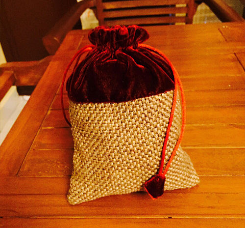 Comes In Various Colors Light Weight And Attractive Design Velvet Jute Potli Bag For Party Wear