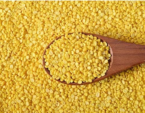 Free From Impurities Easy To Digest Rich In Taste Yellow Moong Dal (1 Kg) Crop Year: 1 Months