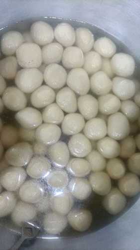 Easy To Digest No Artificial Color Rich Aroma Excellent Taste White Round Rasgulla