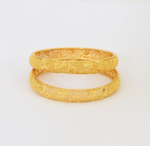 Fashion Eye Catching Look Scratch Resistant Skin Friendliness Golden Metal Bangles For Women