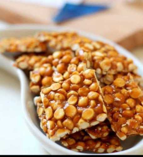 Airtight Packaging Brownish Sweet Taste Peanut Chikki for Direct Consumption