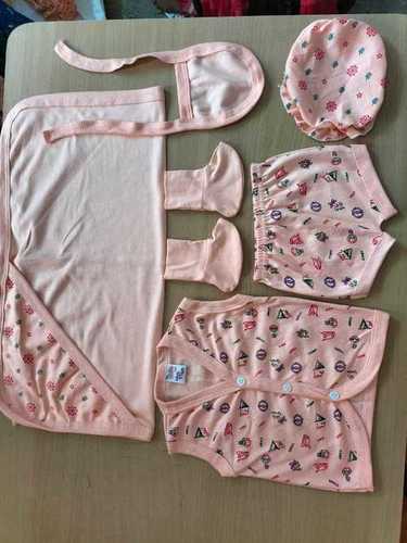  आरामदायक पिंक (गुलाबी) रंग का कॉम्बो बेबी कॉटन ड्रेस कैप, टॉवल, टॉप और शॉर्ट्स का सेट 