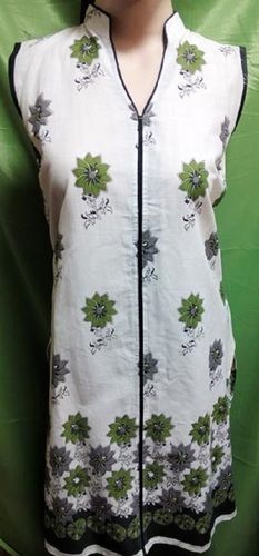 Quick Dry Ladies White Sleeveless Mandarin-Neck With V-Slit Printed Cotton Kurti