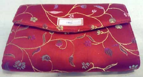 पार्टी वियर के लिए रेड लाइट वेट और आकर्षक महिलाओं के सिल्क हैंड बैग