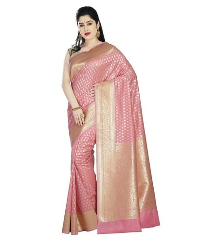 पार्टी वियर के लिए सर्दियों की भारतीय पारंपरिक गुलाबी और सुनहरी प्रिंटेड सिल्क साड़ी