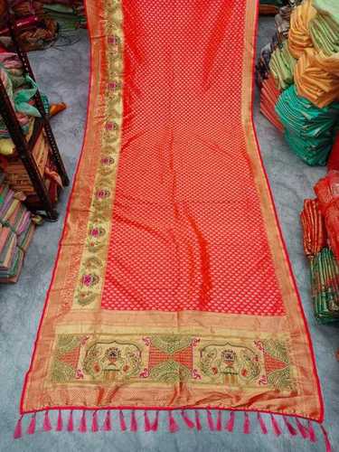 5.5 मीटर लंबाई और अन-स्टिच्ड ब्लाउज पीस के साथ मल्टी बनारसी सिल्क रेड साड़ी