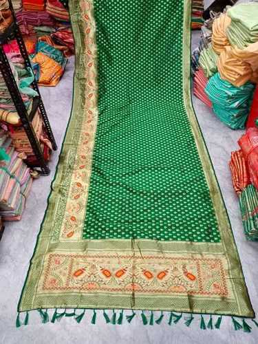 फेस्टिव वियर बनारसी सिल्क साड़ी बुने हुए डिज़ाइन के ब्लाउज पीस और 5.5 मीटर साड़ी की लंबाई के साथ