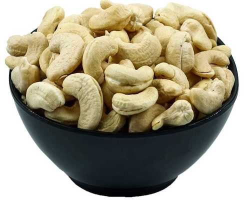 नेचुरल काजू (काजू) पैकेजिंग साइज़ 10 Kg और 12 महीने के शेल्फ लाइफ़ के साथ