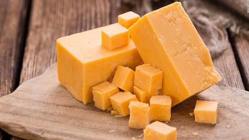 Healthy And Nutritious Mouthwatering Taste Yellow Salty Cheddar Cheese Cube For Cooking