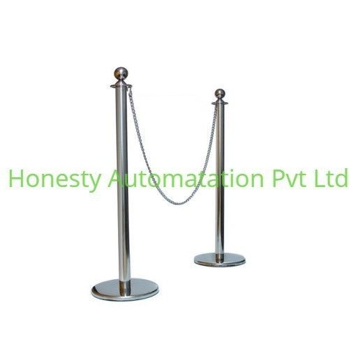 Chain Queue Manager With Stainless Steel Material And 4-5 Feet Height, 910mm Length