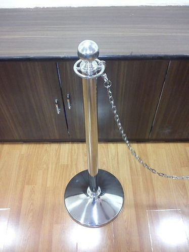 HGI Stainless Steel Queue Stand With Stainless Steel Material And 7-10 Kg Weight