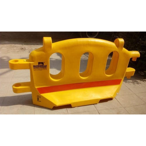 Durable Lldp Water Filled Barrier For Road Safety With Plastic Material And 2100(L)X580(W)X1020(H) Mm Dimension