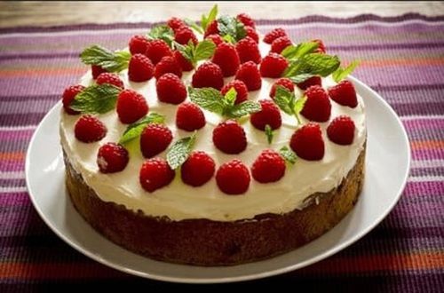  किसी भी अवसर के लिए रास्पबेरी फ्लेवर के साथ स्वादिष्ट और स्वादिष्ट चॉकलेट केक 