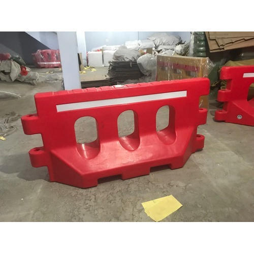 Durable Water Filled Road Barrier For Road Safety With Plastic Material And 2000(L)X600(W)X900(H) Mm Dimension