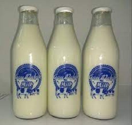  ओमेगा 6 और ओमेगा 3 के साथ ताजा और ऑर्गेनिक गौपालक दूध की बोतलें