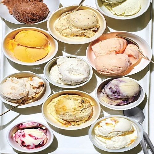  स्वादिष्ट स्वादिष्ट नरम और मलाईदार कई स्वाद वाली आइसक्रीम परोसने के लिए 
